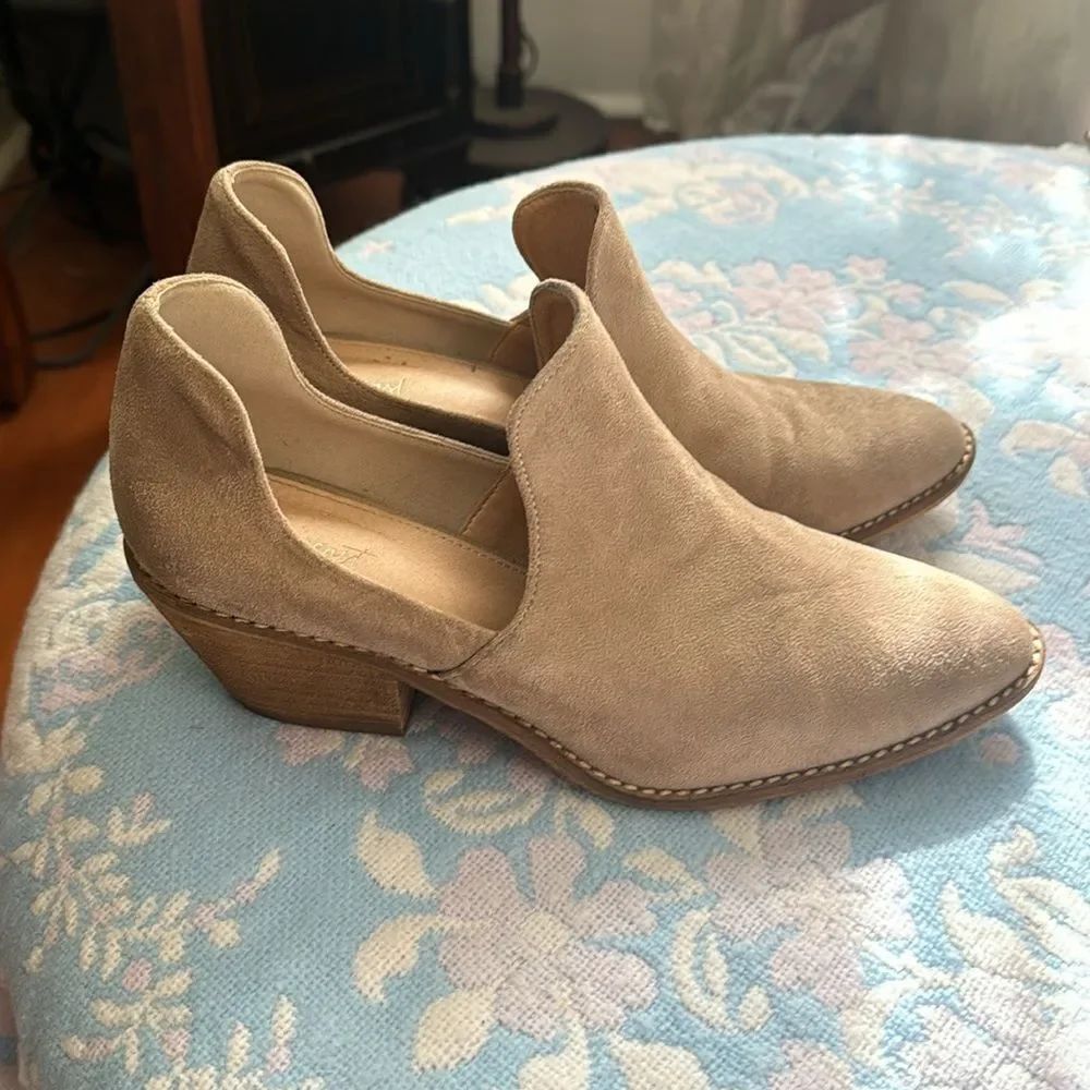DownEast Sz 8.5 Camel Beige Ankle Booties Slip On